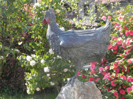 Scultura della gallina a Piverone in Piazza P. Lucca (47614 bytes)